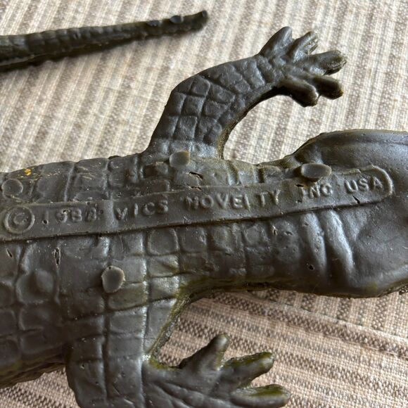 Vintage 1988 Vics Novelty Toy USA 15" Weighted Prank Rubber Alligator - Picture 5 of 5